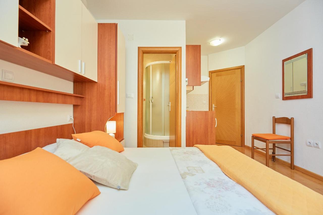 Apartments Zelic Tučepi Oda fotoğraf