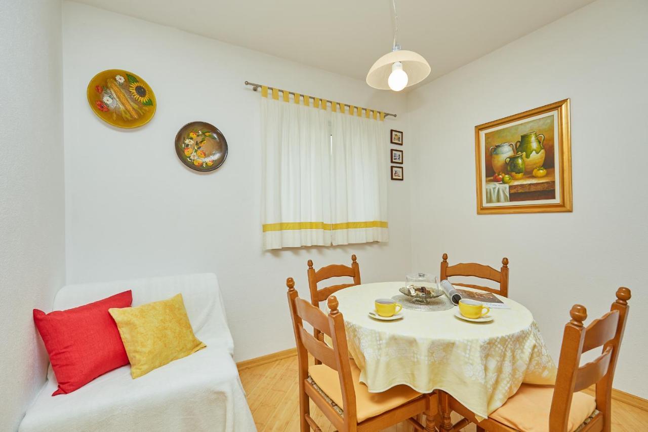 Apartments Zelic Tučepi Oda fotoğraf